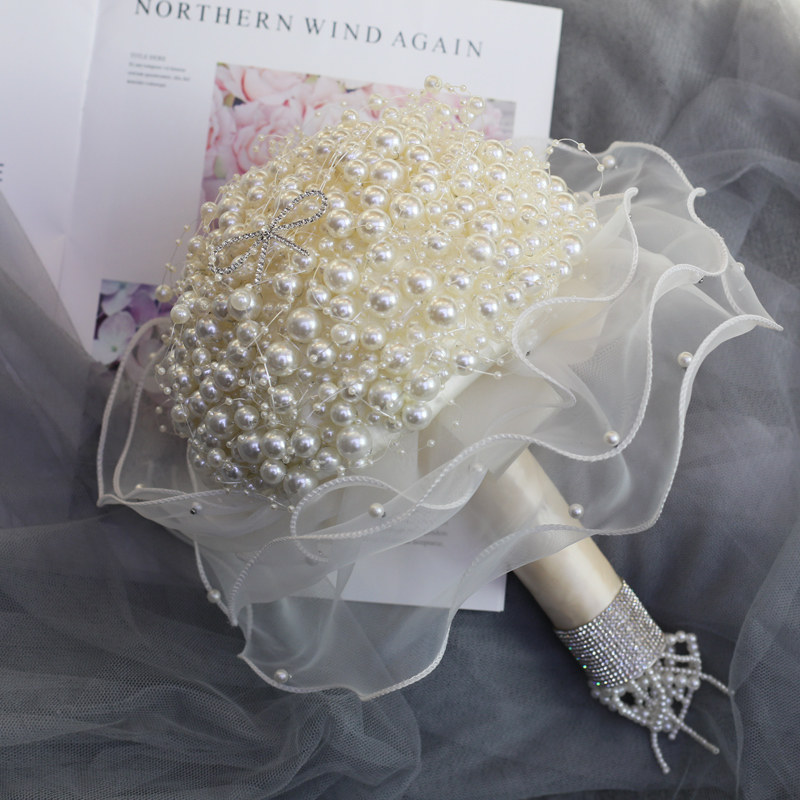 Baby Products Photoshoot - Bouquet da sposa con perle, cristalli